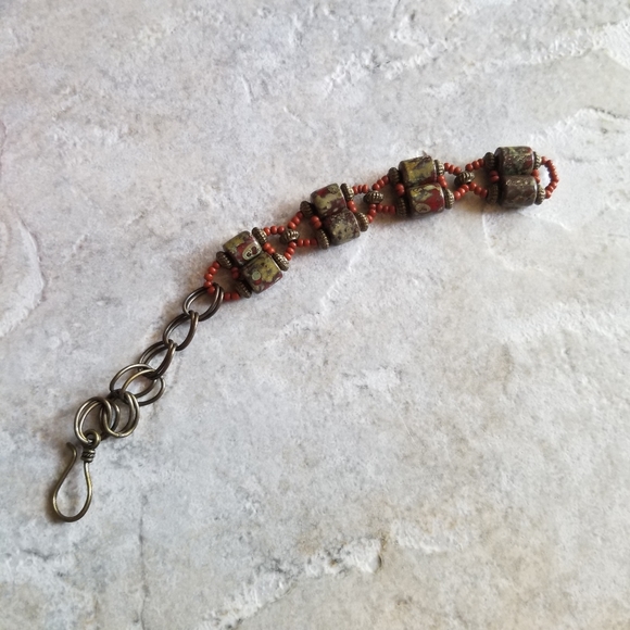 New gorgeous intricate handmade beaded bracelet - Picture 4 of 4